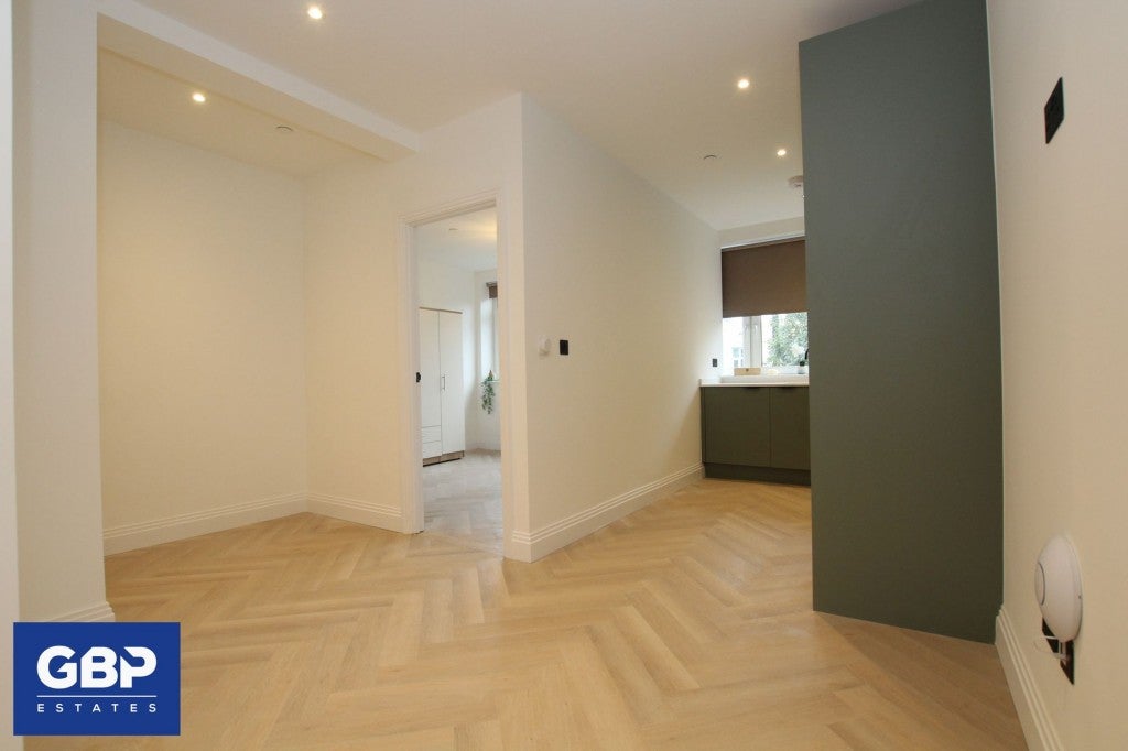 Flat Havana Close in Greater London