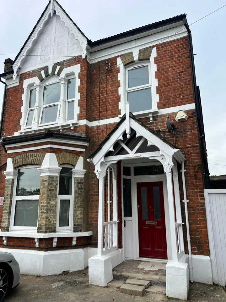 Flat The Crescent in Greater London