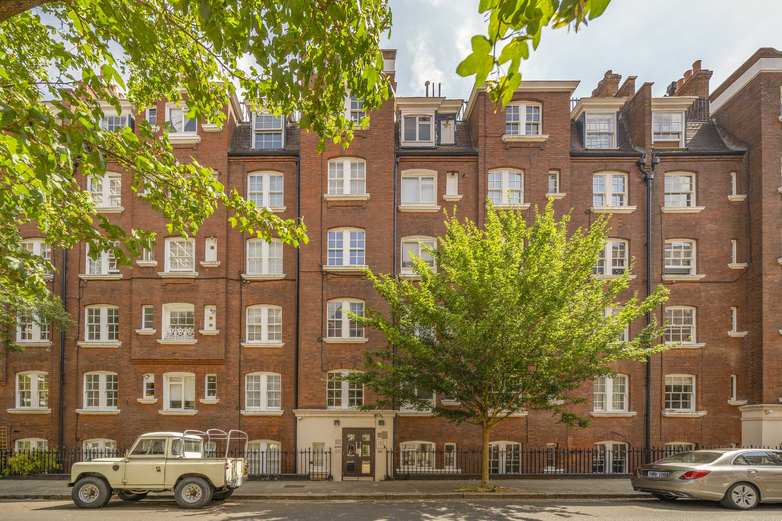 Flat Sandwich Street in Greater London