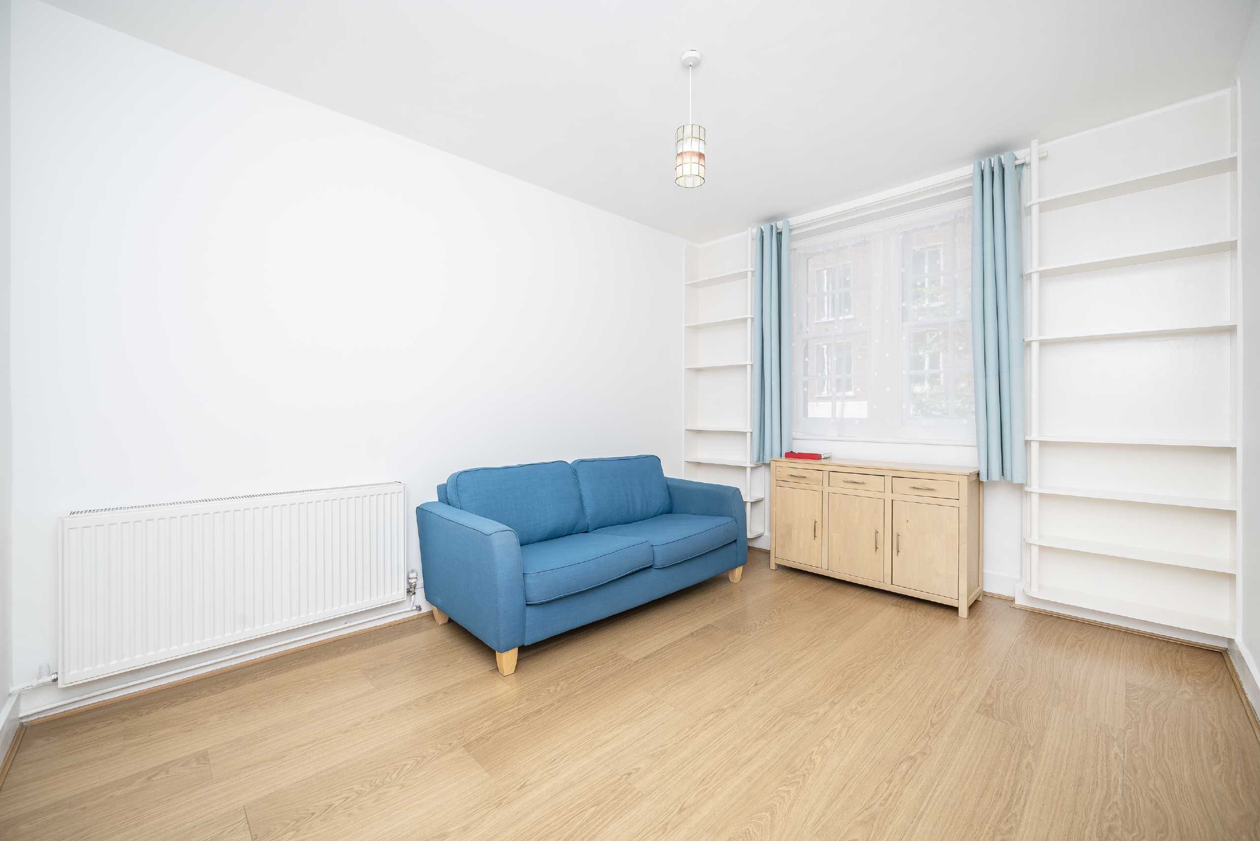 Flat Sandwich Street in Greater London