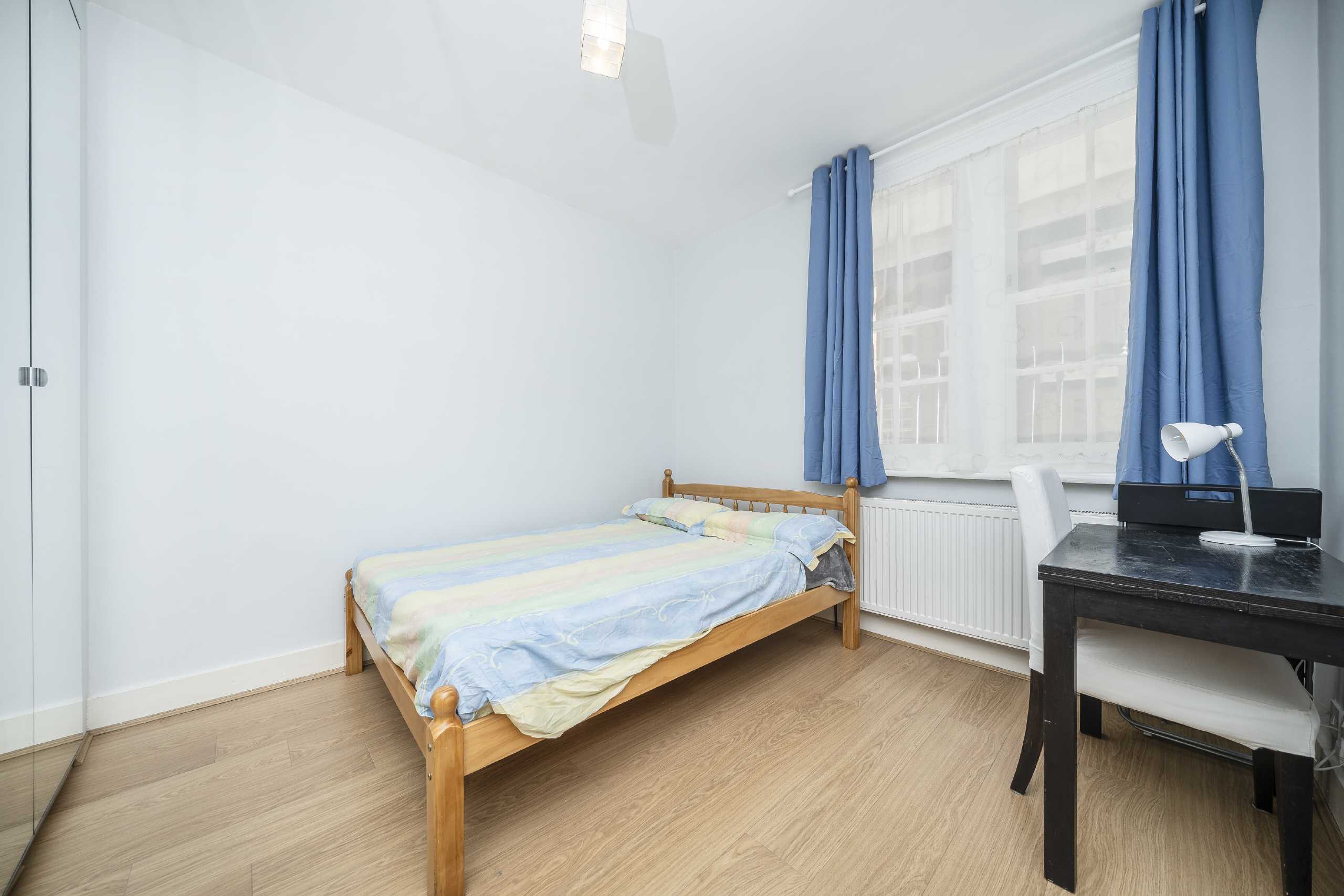 Flat Sandwich Street in Greater London
