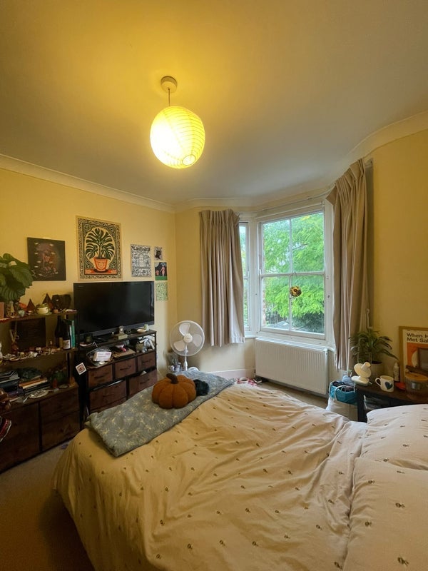 Room Dongola Road in Greater London