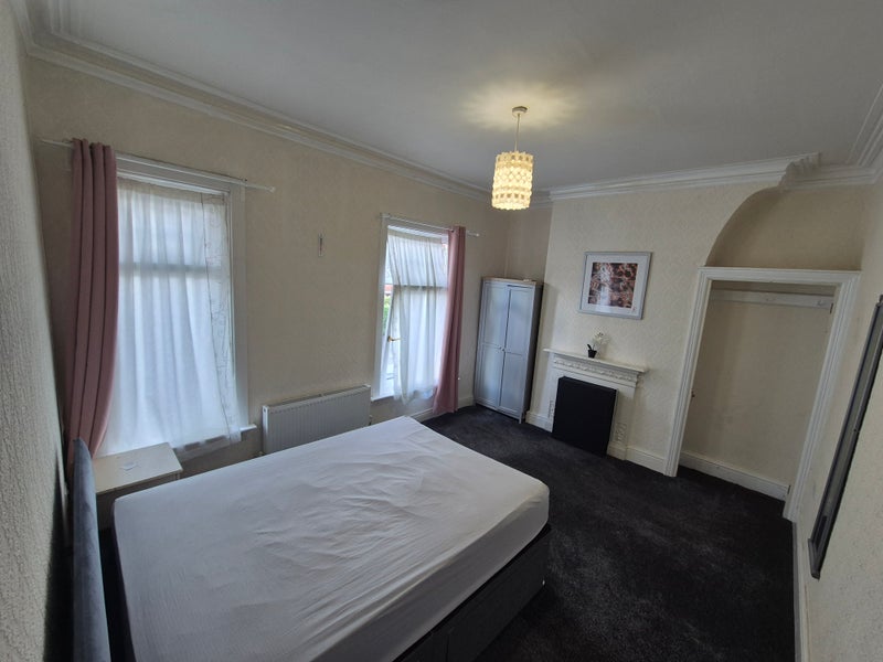 Room Seedley View Road in Salford