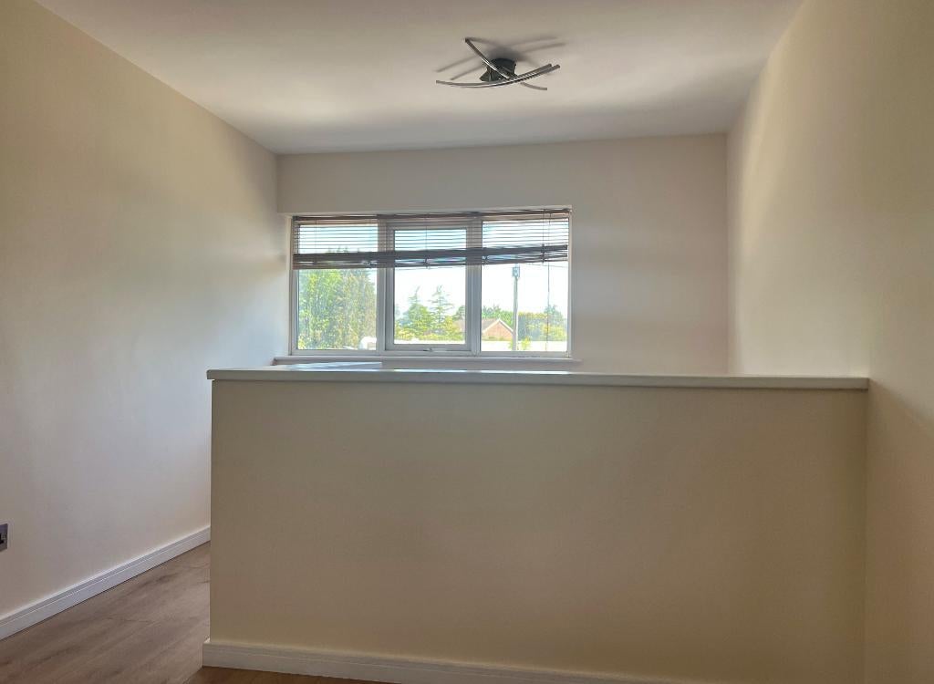 Flat Henfield Road in Horsham