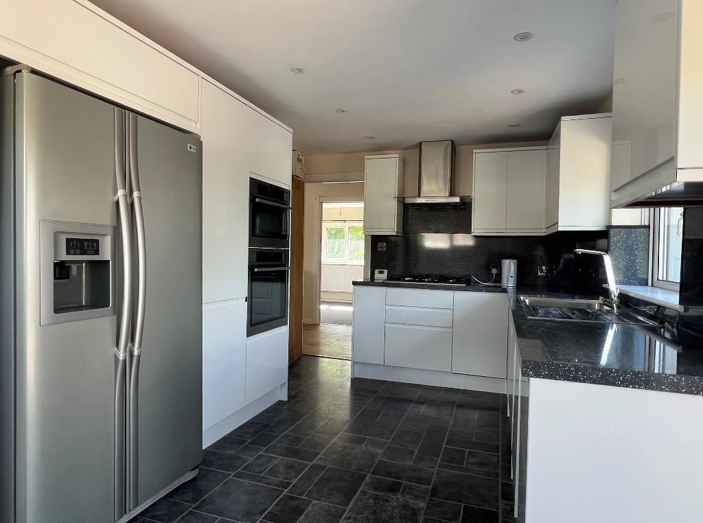 Flat Henfield Road in Horsham