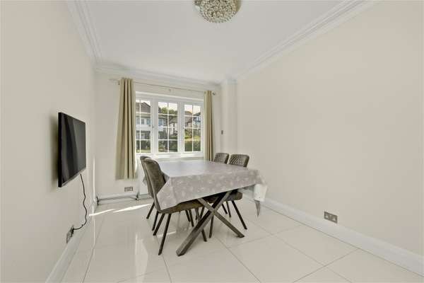 House Hinchley Drive in Elmbridge
