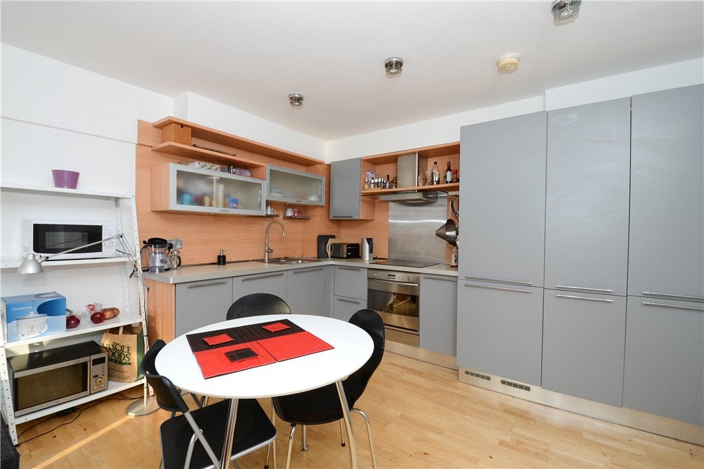 Flat Grange Road in Greater London
