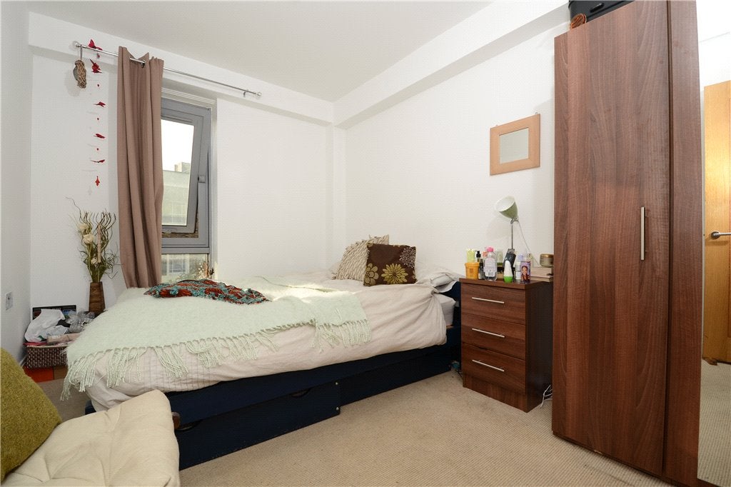 Flat Grange Road in Greater London