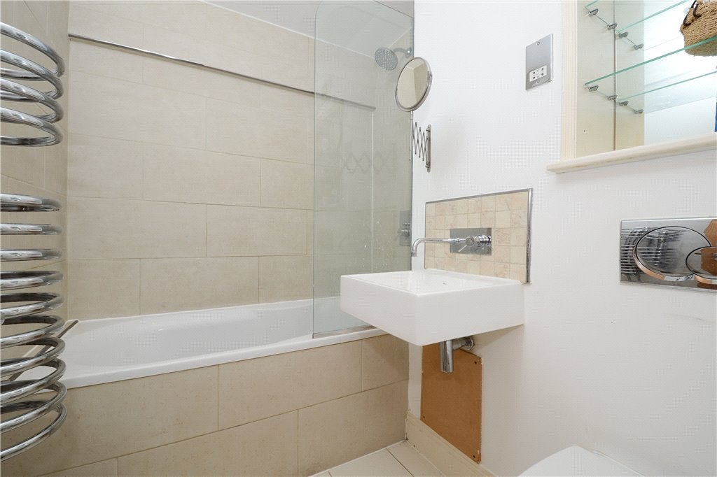 Flat Grange Road in Greater London