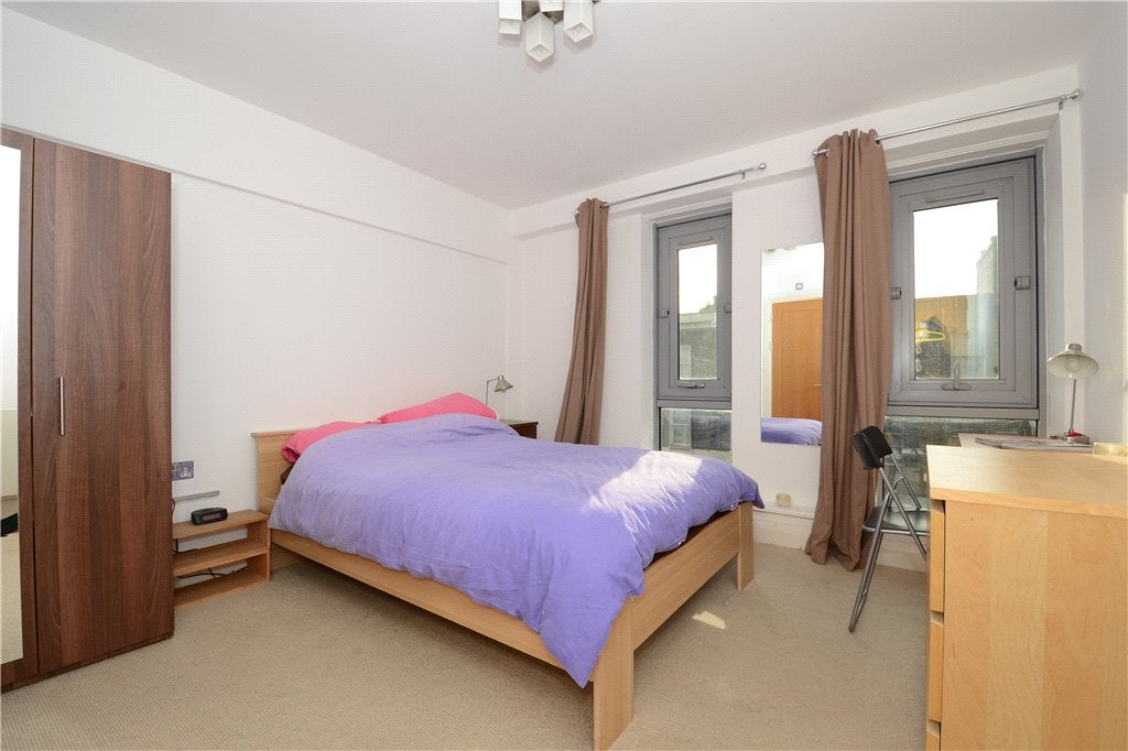 Flat Grange Road in Greater London