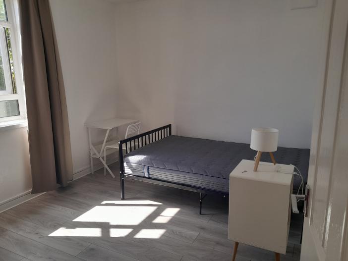 Room Estate Road in Greater London