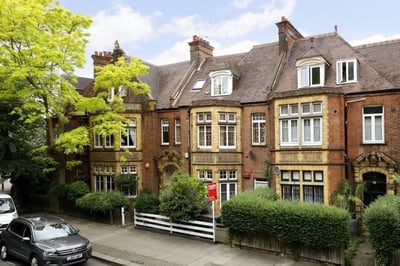 Flat Old York Road in Greater London