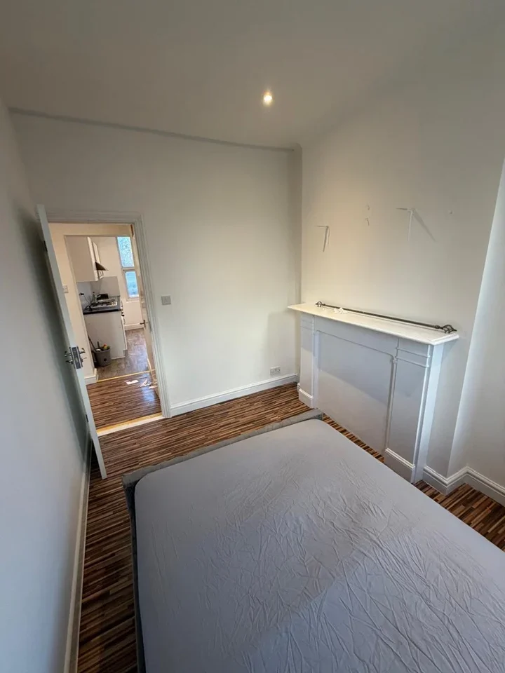 Flat Greyhound Lane in Greater London