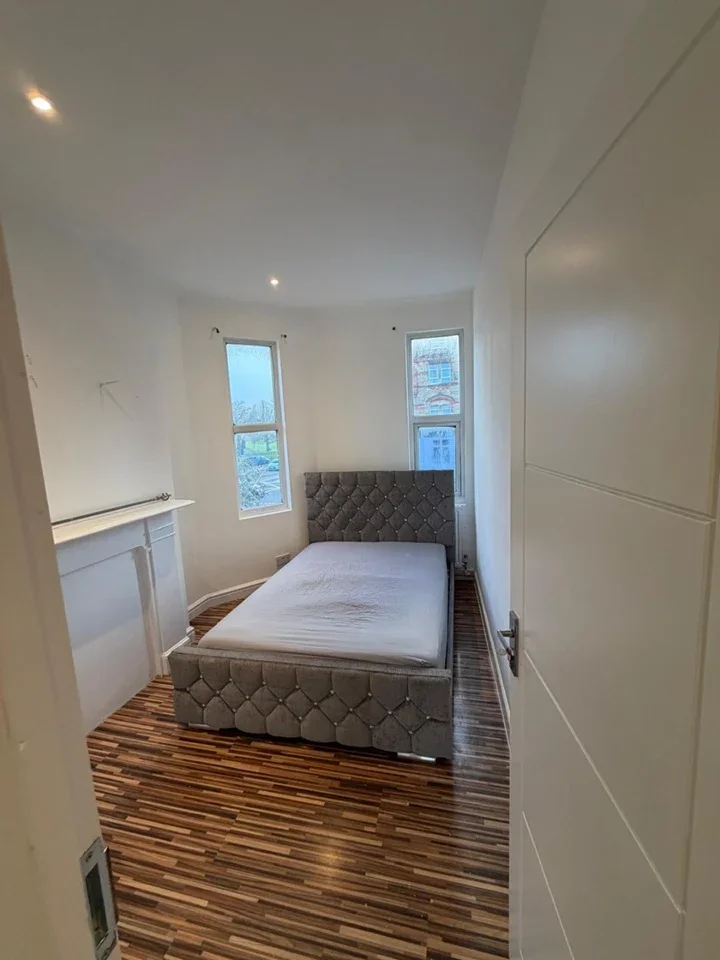 Flat Greyhound Lane in Greater London