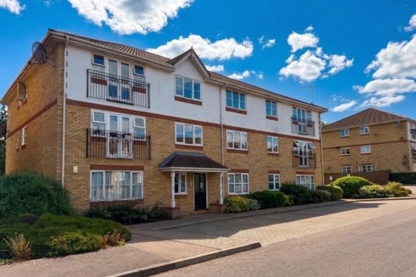 Flat Alexandra Gardens in Woking