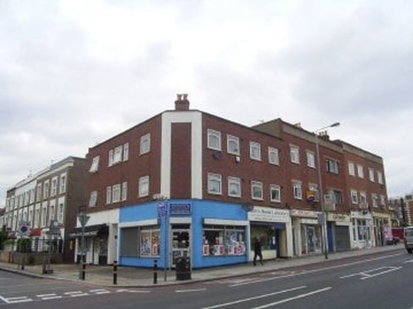 Flat Tooting High Street in Greater London