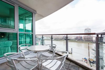 Flat Nine Elms Lane in Greater London