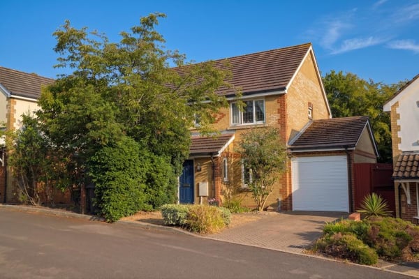 House Strathcona Gardens in Woking