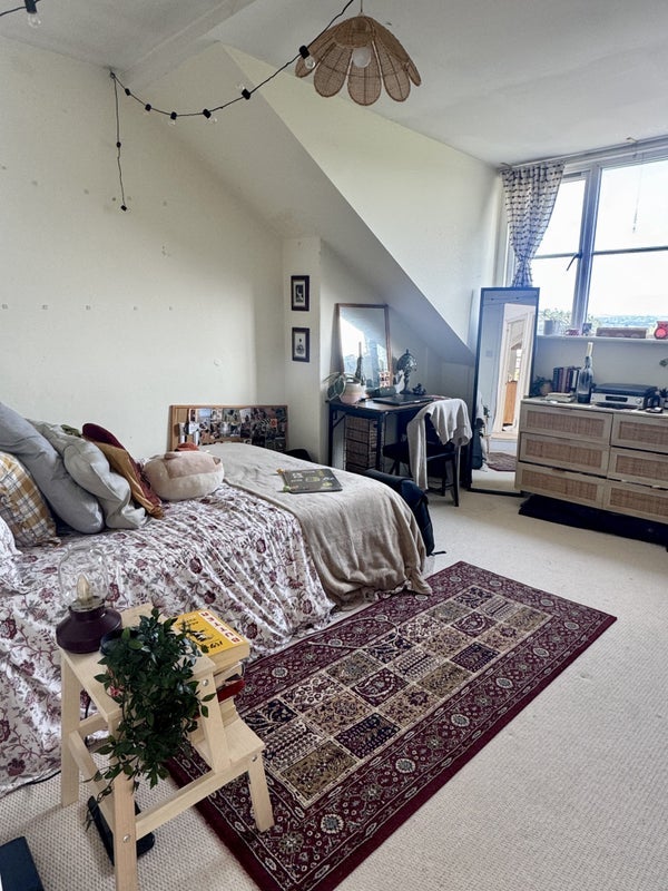 Room Coldharbour Road in Bristol