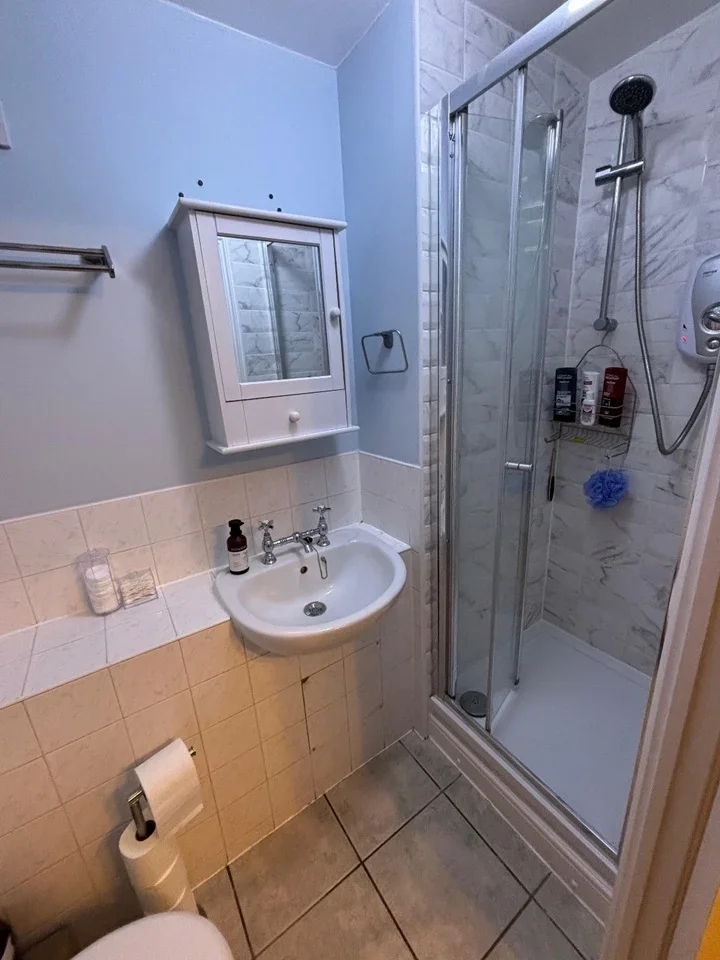 Flat Felixstowe Court in Greater London