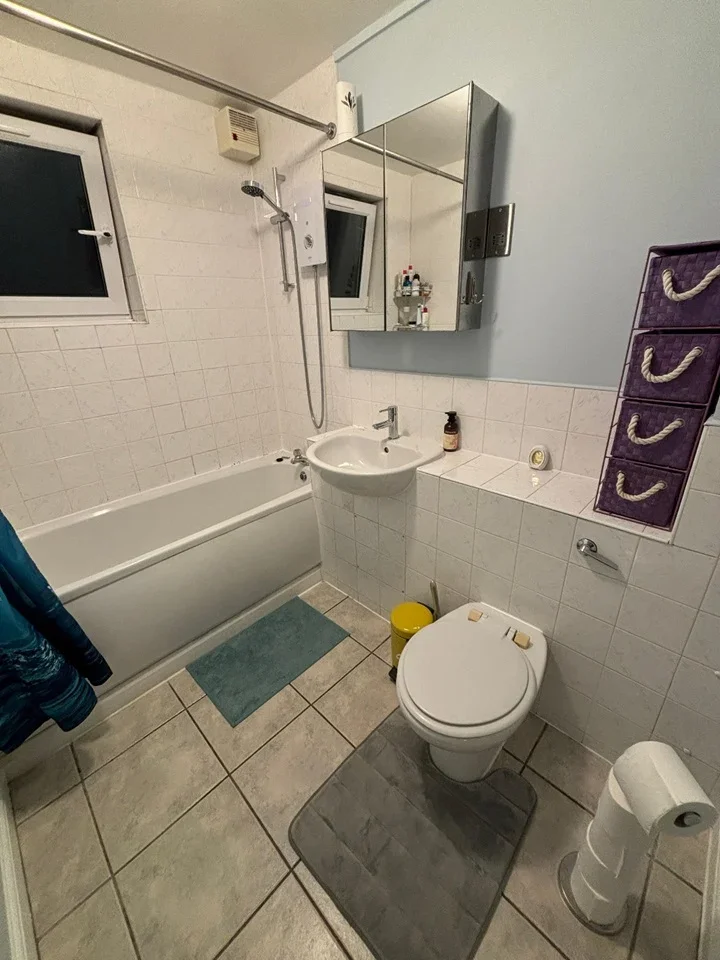 Flat Felixstowe Court in Greater London