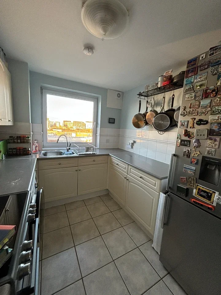 Flat Felixstowe Court in Greater London