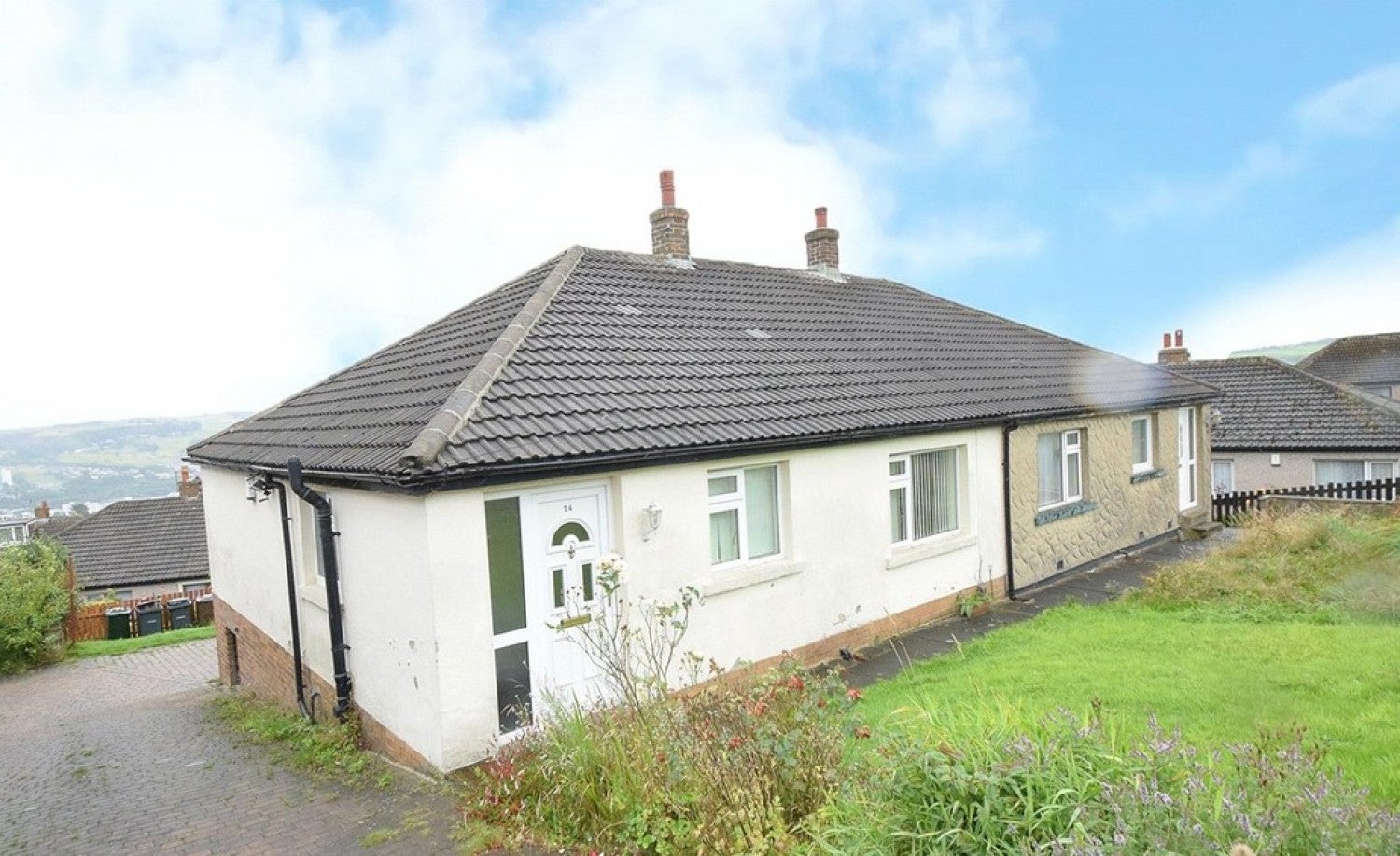 House Whin Knoll Avenue in Bradford