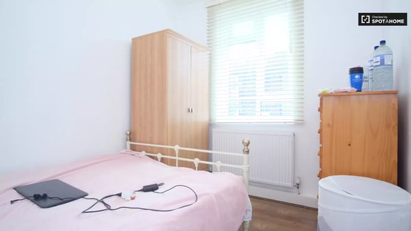 Flat Borrodaile Road in Greater London