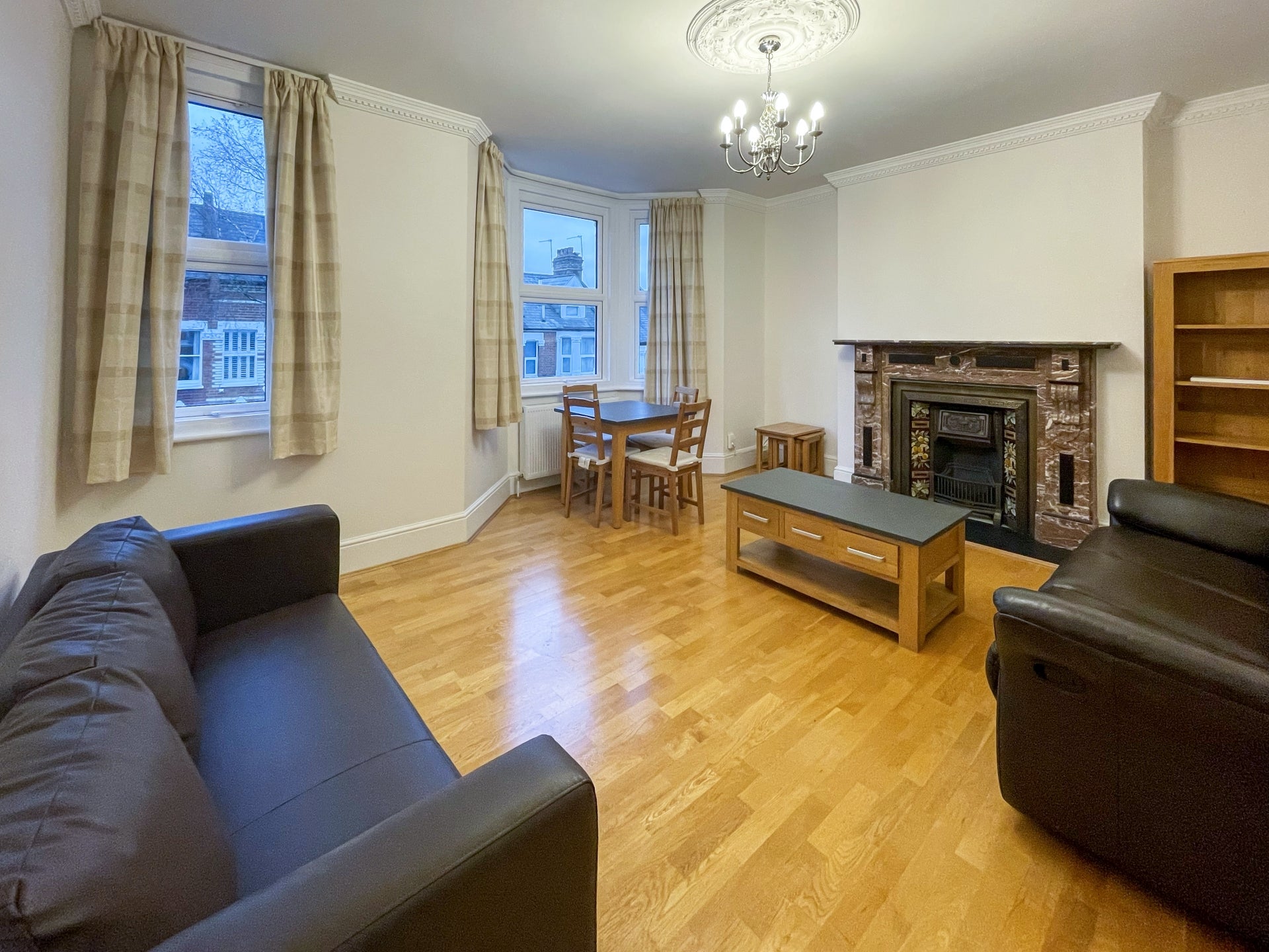 Flat Dynham Road in Greater London