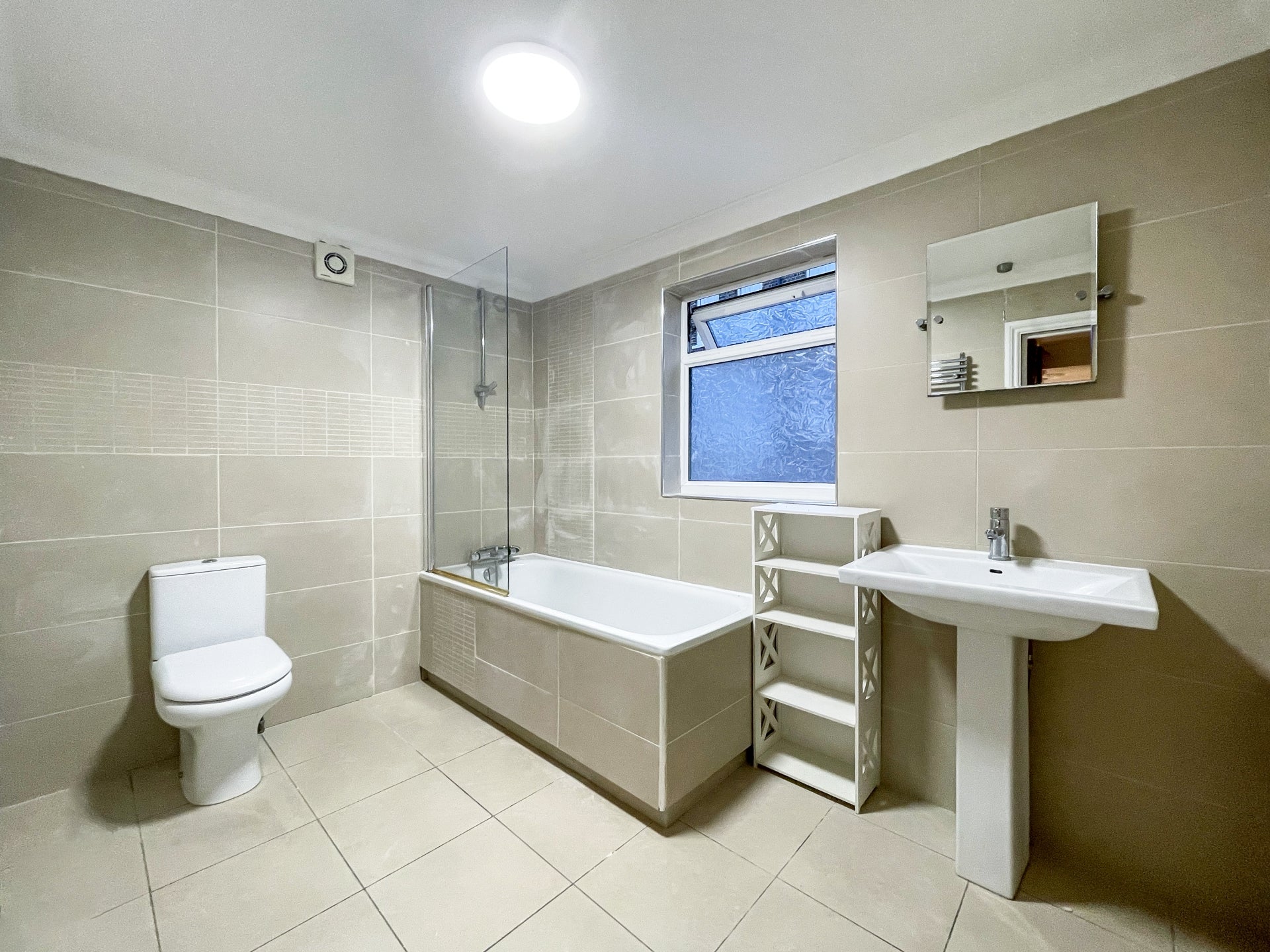 Flat Dynham Road in Greater London