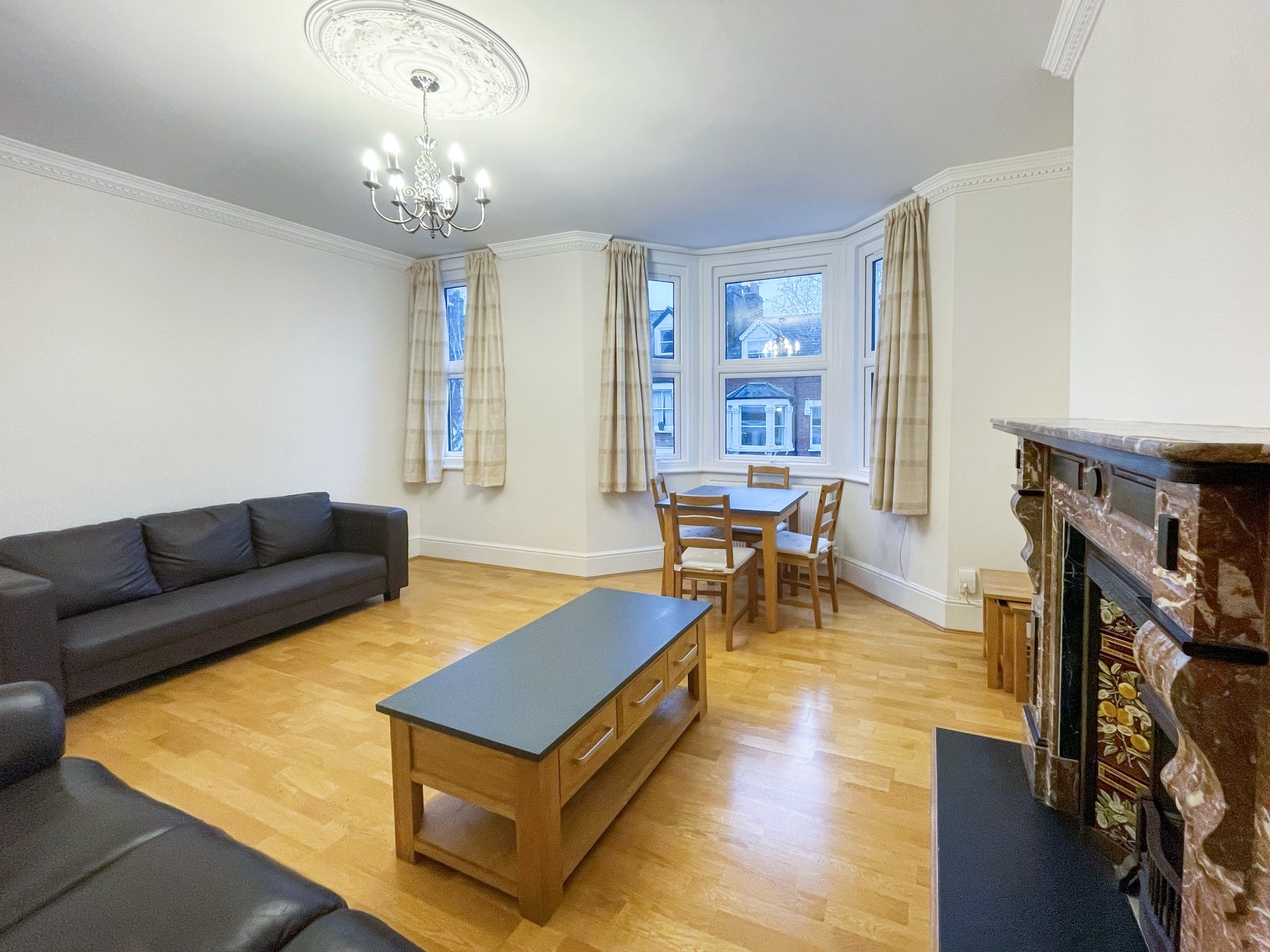Flat Dynham Road in Greater London