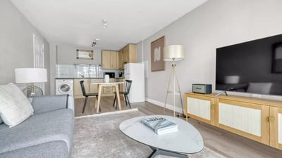 Flat Russell Gardens in Greater London