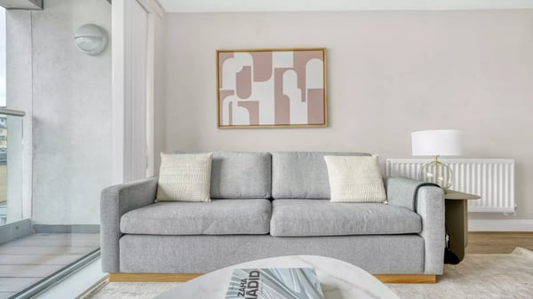 Flat Russell Gardens in Greater London