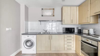 Flat Russell Gardens in Greater London