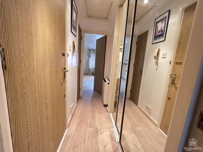 Flat Transom Square in Greater London
