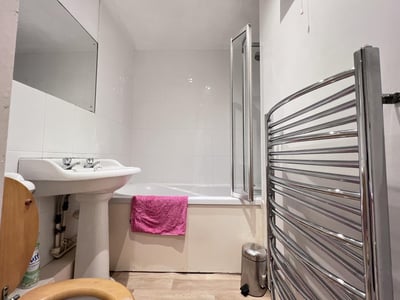 Flat Transom Square in Greater London