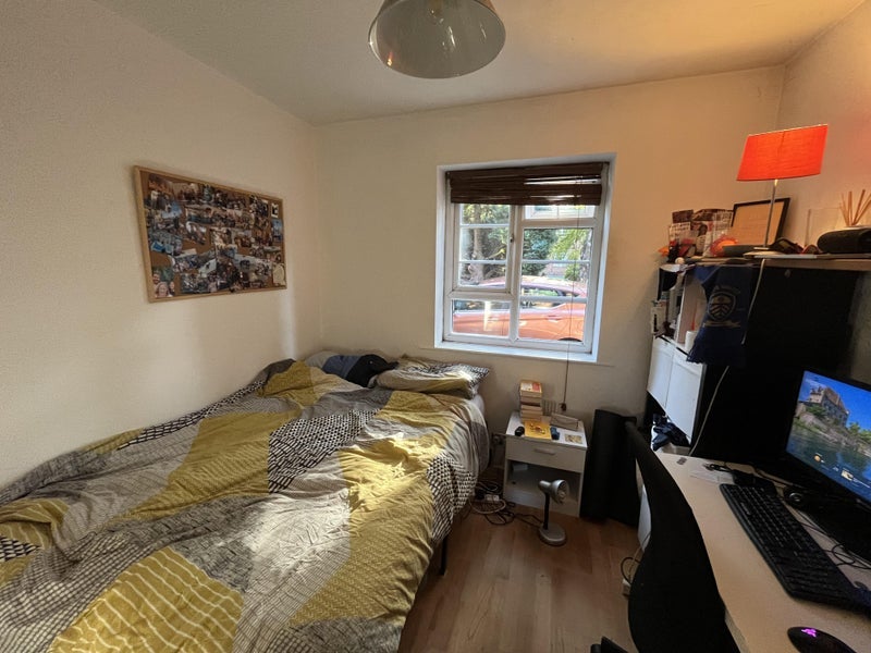 Room Wilmslow Road in Manchester