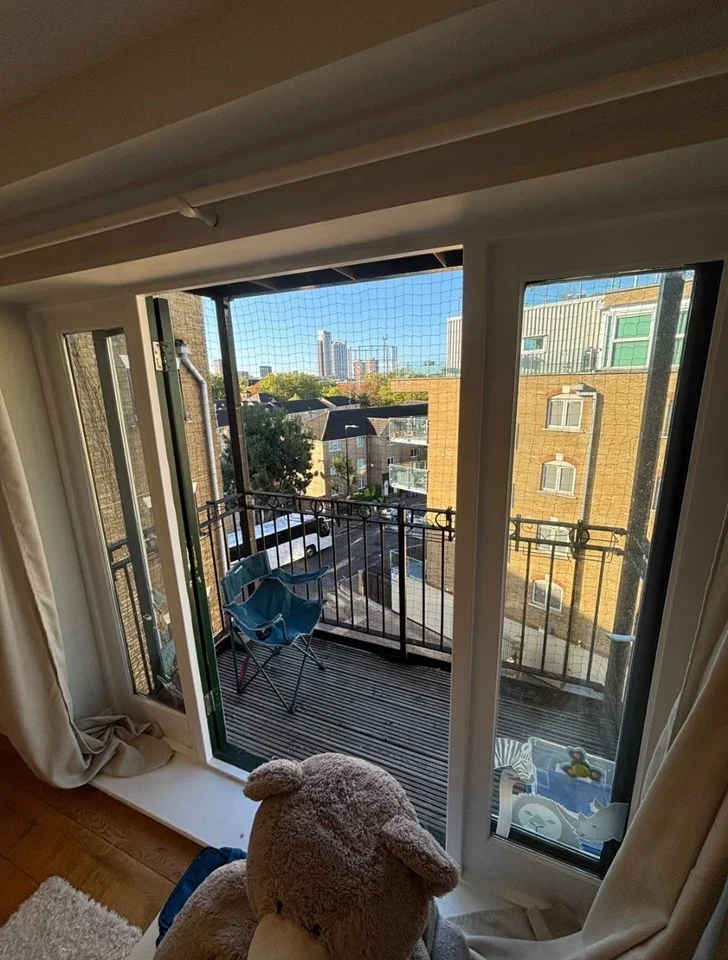 Flat Rotherhithe Street in Greater London