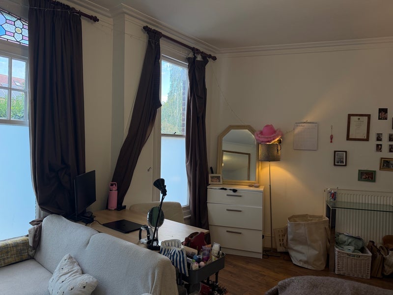 Room Dinsmore Road in Greater London