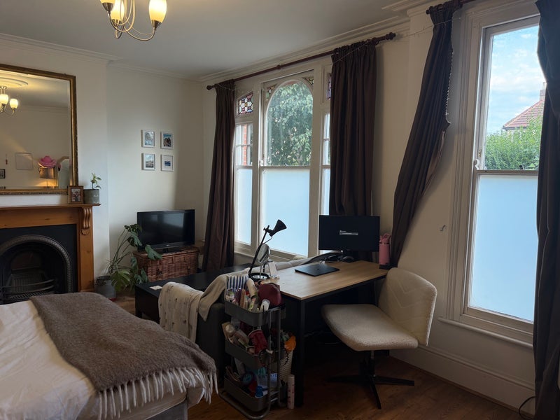 Room Dinsmore Road in Greater London