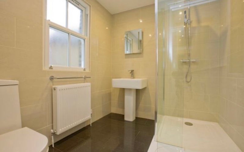 Room Dinsmore Road in Greater London