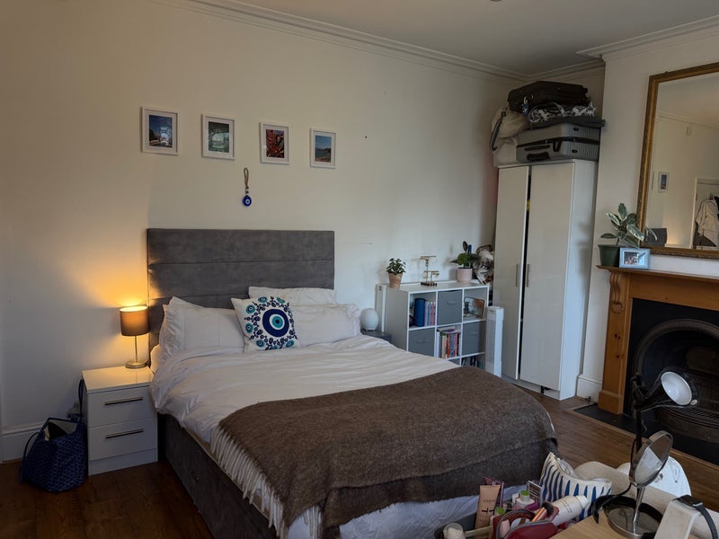 Room Dinsmore Road in Greater London