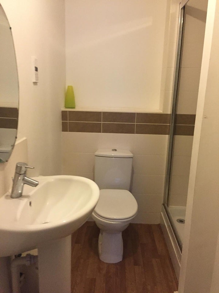 Flat Piper Way in Greater London