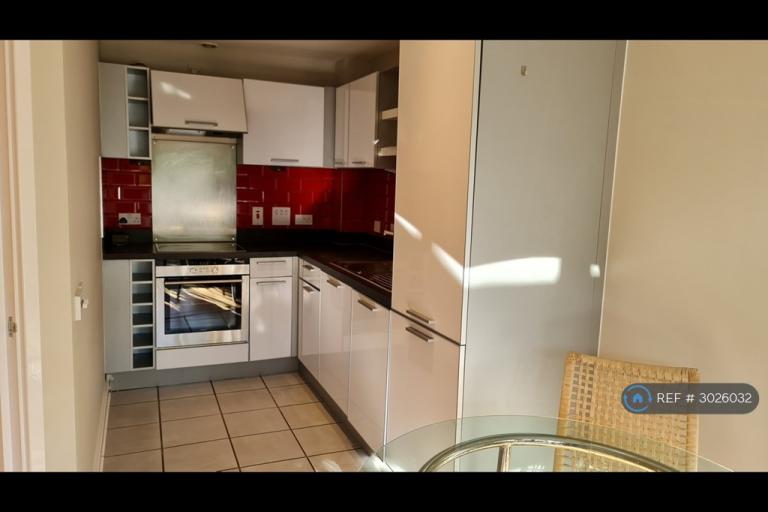 Flat Agate Close in Greater London