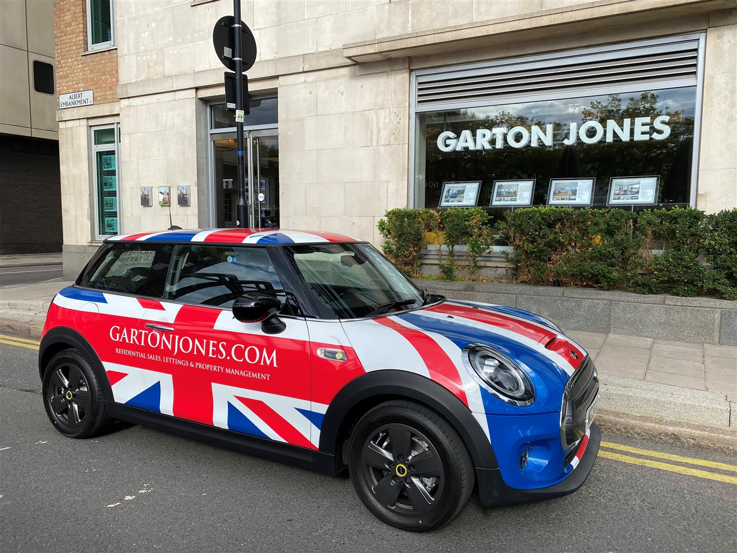 Flat Ponton Road in Greater London