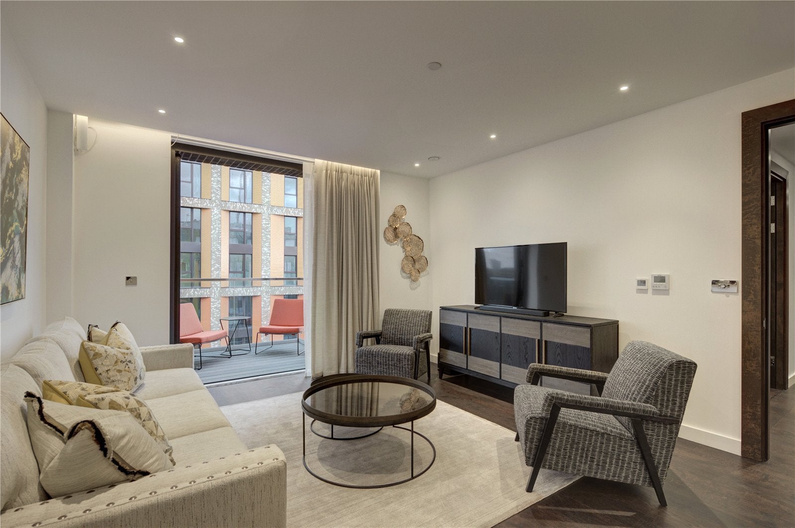 Flat Ponton Road in Greater London