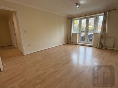 Flat Forty Avenue in Greater London