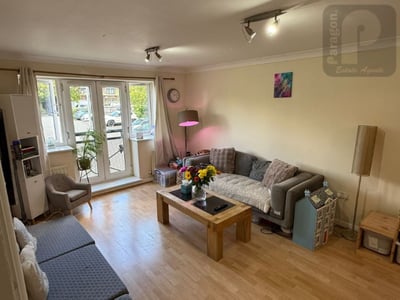Flat Forty Avenue in Greater London
