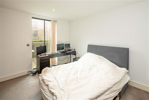 Flat Weigall Road in Greater London
