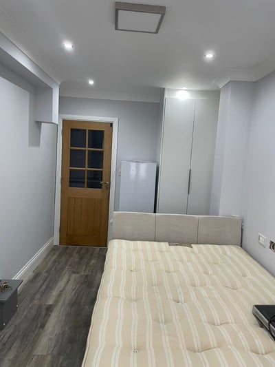 Flat Laughton Road in Greater London